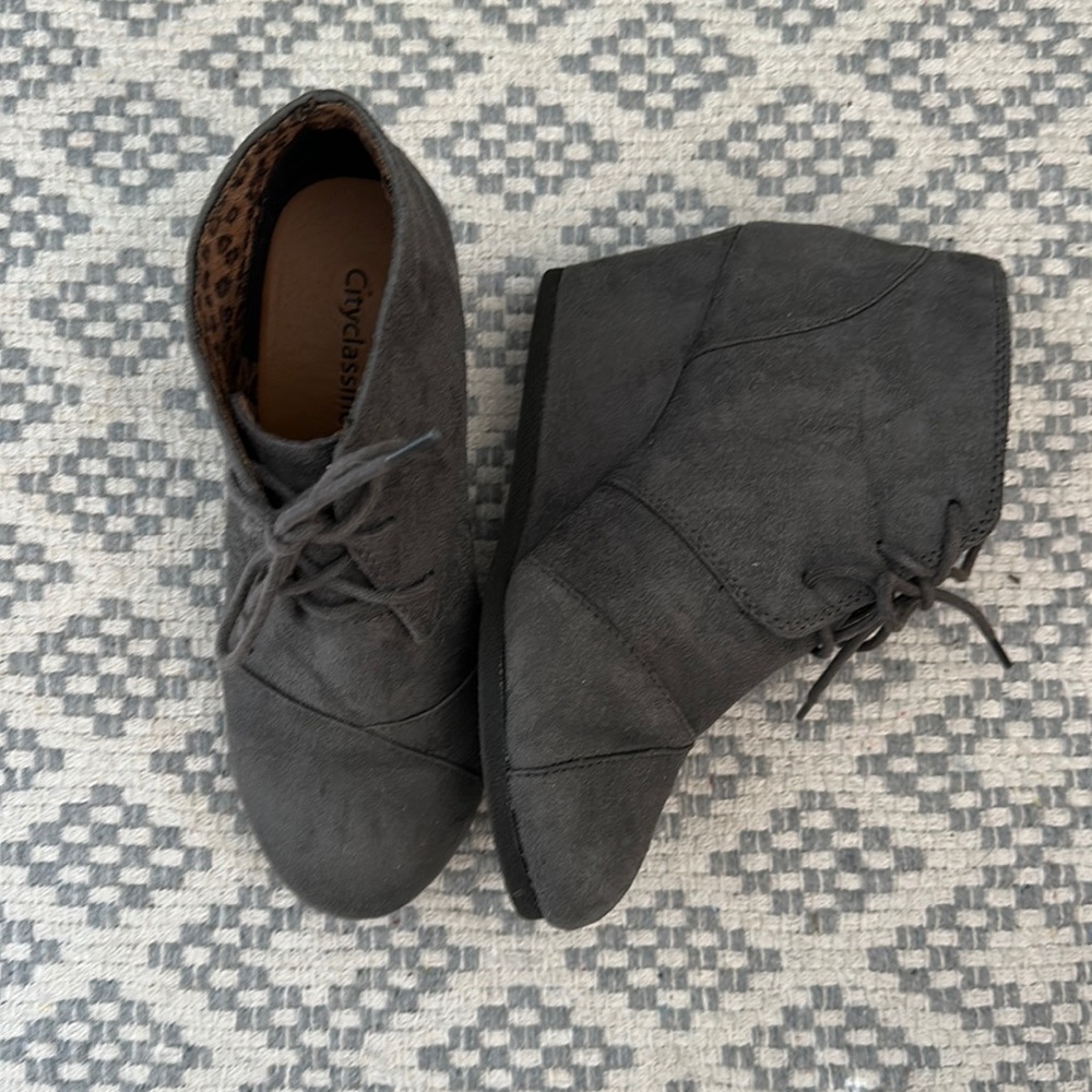Wedge suede boots